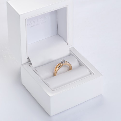 Pierścionek zaręczynowy SAVICKI: dwukolorowe złoto, biały szafir